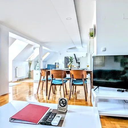 Spacious & Attractive 600m-7minuta Hoda Od Centra, Mogucnost Za Parking-apartmani-nsmilos *